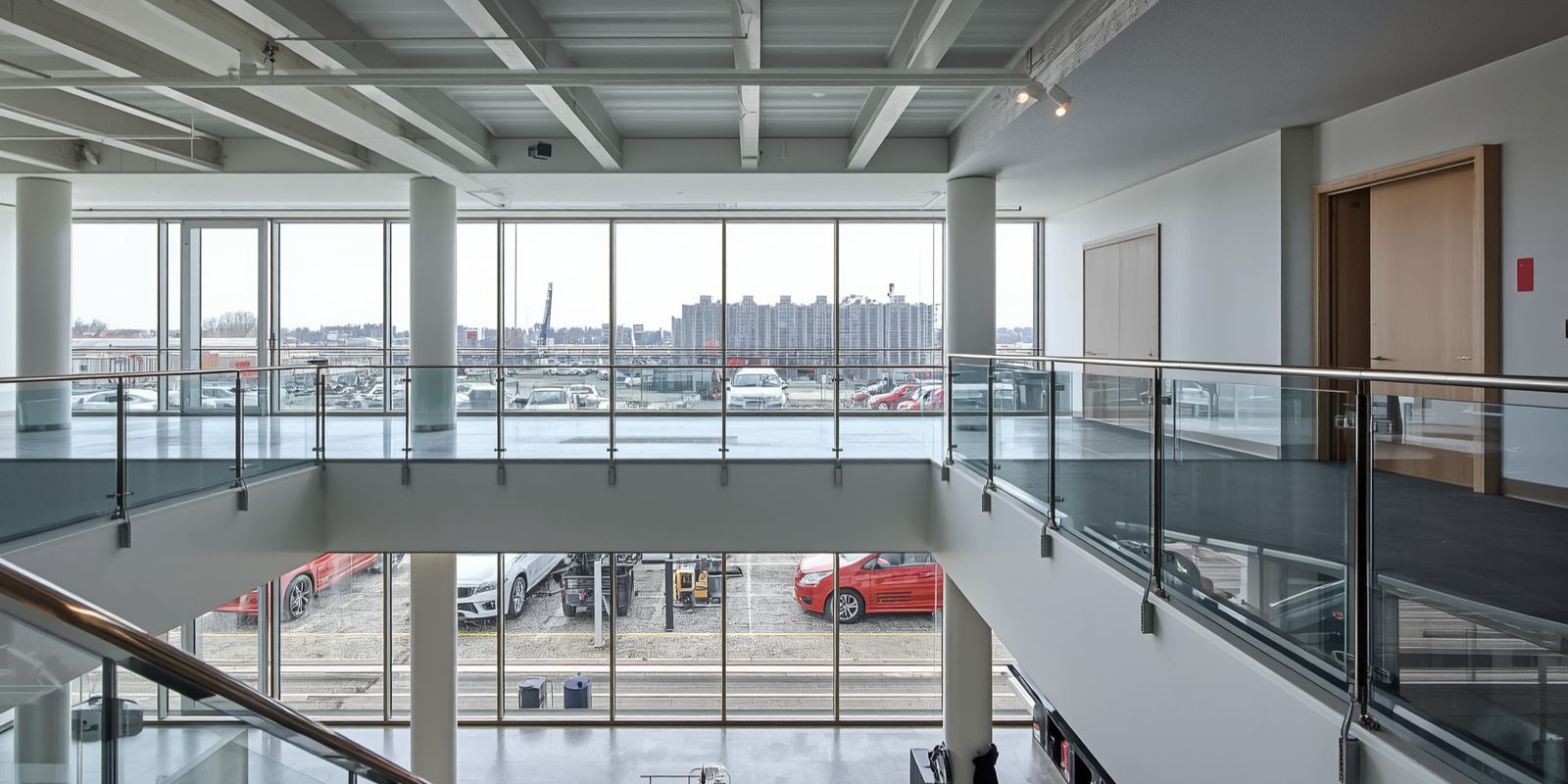 Eleganckie balustrady aluminiowe z Brzeska w biurze na terenie placu złomowania aut w Zabrzu