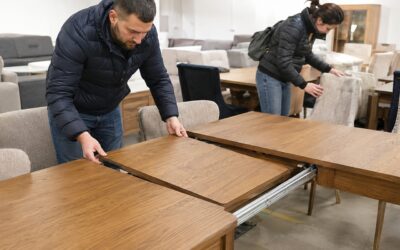 Kiedy stare auto trafia do skupu, mieszkanie czeka na swoją kolej – stoły i krzesła w Krakowie i Wieliczce